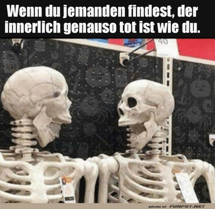 Skelette beim Smalltalk im Supermarkt