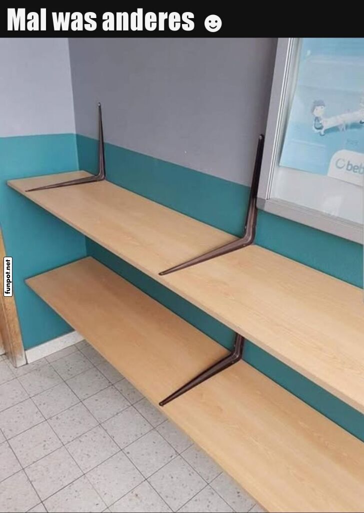 Schwebende Magie im Regalbau