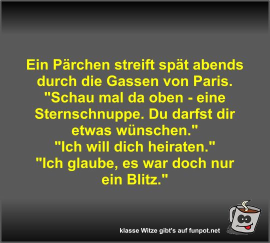 Ein Pärchen streift spät abends durch die Gassen von Paris Ein Pärchen streift spät abends durch die Gassen von Paris