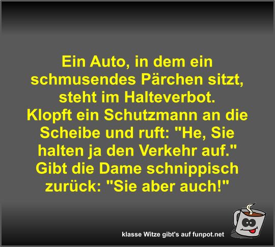 Ein Auto, in dem ein schmusendes P�rchen sitzt, steht im...