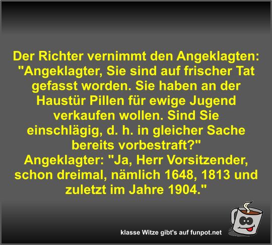 Der Richter vernimmt den Angeklagten