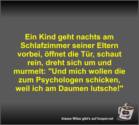 Ein Kind geht nachts am Schlafzimmer seiner Eltern vorbei