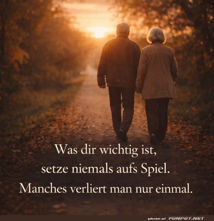 Verd�chtig: Spaziergang im Sonnenuntergangslicht