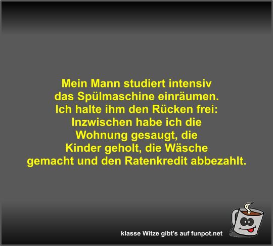 Mein Mann studiert intensiv das Sp�lmaschine einr�umen