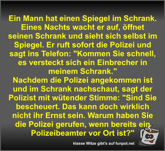 Ein Mann hat einen Spiegel im Schrank