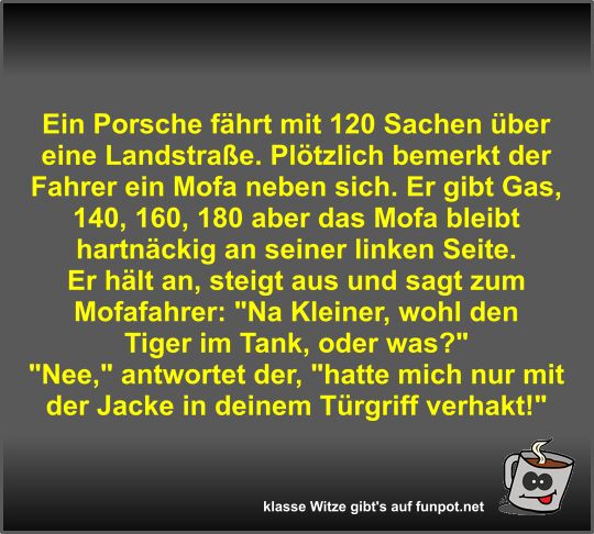 Ein Porsche fährt mit 120 Sachen über eine Landstraße Ein Porsche fährt mit 120 Sachen über eine Landstraße