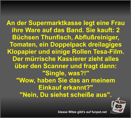 An der Supermarktkasse legt eine Frau ihre Ware auf das Band An der Supermarktkasse legt eine Frau ihre Ware auf das Band