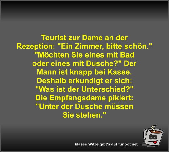 Tourist zur Dame an der Rezeption Tourist zur Dame an der Rezeption