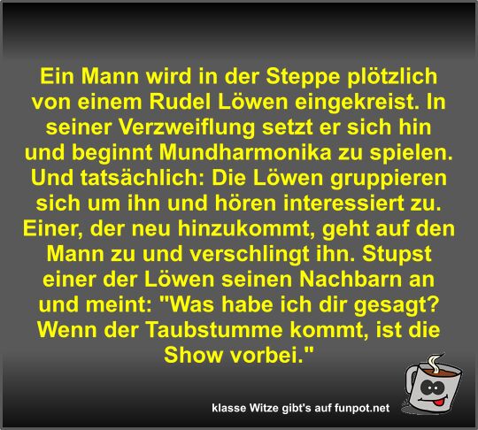 Ein Mann wird in der Steppe pl�tzlich von einem Rudel L�wen
