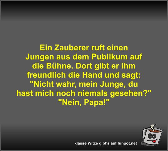 Ein Zauberer ruft einen Jungen aus dem Publikum auf die...