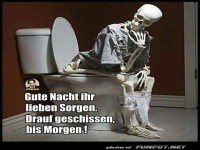 Skeletthumor auf der Toilette