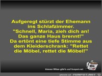 Aufgeregt stürzt der Ehemann ins Schlafzimmer