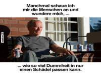 Mann auf Veranda denkt �ber Menschen nach