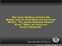 Bei einer Radtour bremst die Mutter und ihr Kind f�hrt auf