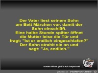 Der Vater liest seinem Sohn am Bett M�rchen vor