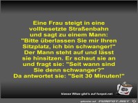 Eine Frau steigt in eine vollbesetzte Stra�enbahn und sagt