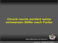 Chuck norris sortiert seine schwarzen Stifte nach Farbe
