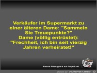Verk�ufer im Supermarkt zu einer �lteren Dame