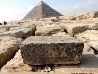 Ein Stein mit 'IKEA' vor einer Pyramide