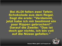 Bei ALDI fallen zwei Tafeln Schokolade aus dem Regal