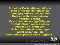 Auf einer Party sitzt ein �lterer Herr einer tief...
