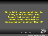 Stolz h�lt die junge Mutter ihr Baby in die Runde