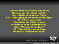 Ein Pärchen sitzt beim Essen im Restaurant