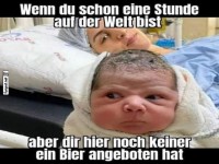 Neugeborenes blickt skeptisch auf die Welt