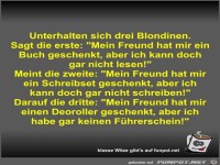 Unterhalten sich drei Blondinen