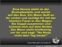 Eine Nonne steht an der Bushaltestelle und wartet auf den...