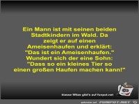 Ein Mann ist mit seinen beiden Stadtkindern im Wald
