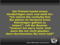 Der Polizist hastet einem Verdchtigen nach und stellt ihn