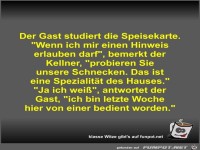 Der Gast studiert die Speisekarte