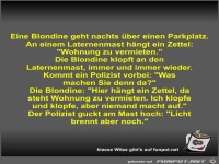 Eine Blondine geht nachts �ber einen Parkplatz