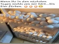 Mit Eier f�rben besch�ftigt