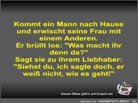 Kommt ein Mann nach Hause und erwischt seine Frau mit einem