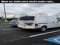 Kreative Autoreparatur mit Bauschaum