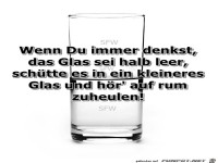 Glas halb leer