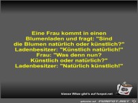 Eine Frau kommt in einen Blumenladen und fragt