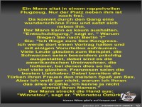 Ein Mann sitzt in einem rappelvollen Flugzeug