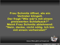 Frau Schmitz �ffnet, als ein Vertreter klingelt