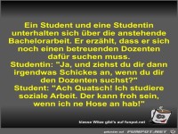 Ein Student und eine Studentin unterhalten sich �ber die...