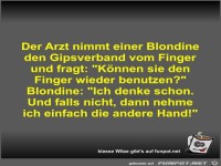 Der Arzt nimmt einer Blondine den Gipsverband vom Finger...