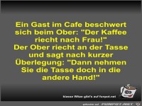 Ein Gast im Cafe beschwert sich beim Ober