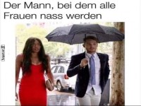 Ein Mann mit Regenschirm und Frau im Regen