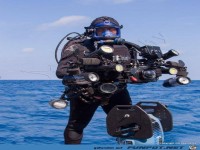 ein Taucher mit vielen Utensilien