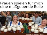 Frauen und Ma�kr�ge in feierlicher Stimmung