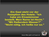 Ein Gast steht vor der Rezeption des Hotels