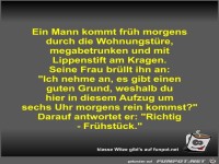 Ein Mann kommt frh morgens durch die Wohnungstre