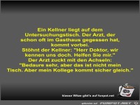 Ein Kellner liegt auf dem Untersuchungstisch